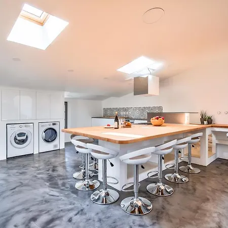 Artistic Loft Travel Experience Apartment