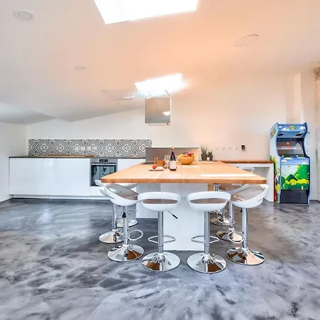 Artistic Loft Travel Experience Apartment